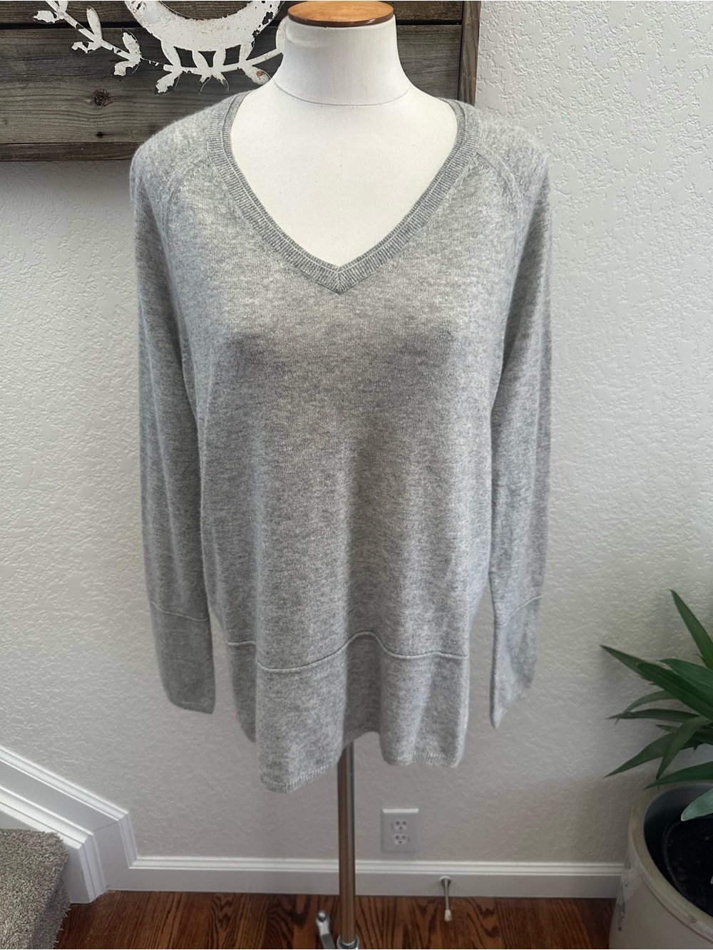 Vince 100% cashmere Soft V-Neck Women's Sweater in Light Gray size‎ L
